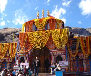 Badrinath Temple Decorated for Deepavali 2012