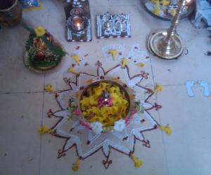 Rangoli: pooja room kolam