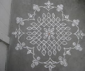 Chikku kolam with free lance border