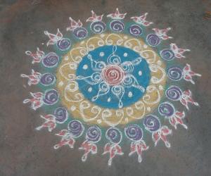 Rangoli: Suganthy mohan's quilling kolam