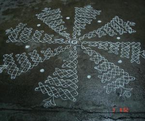Dotted round chikku kolam