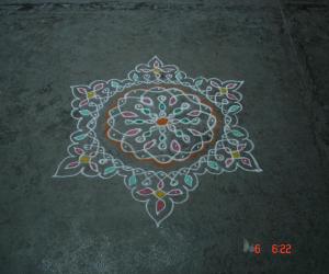 Rangoli: Dotted round chikku kolam