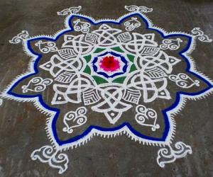 Rangoli: Margazhi kolam on road-8