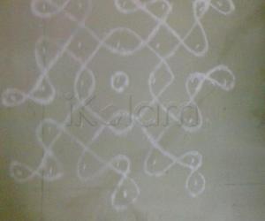 Rangoli: beginner kolam.