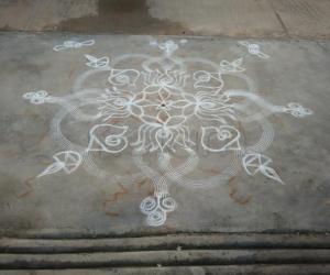 Rangoli: Sangu with lotus 