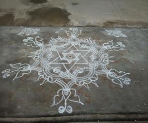 Rangoli: Sangu with butterflies 