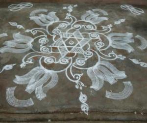 Sangu Kolam with peacocks 