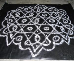 Rangoli: Chikku kolam.Trial kolam as Vasumathi.