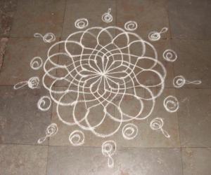 Rangoli: simple lotus shaped kolam
