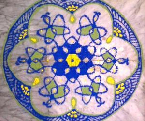 Rangoli: Chikku kolam with 9-5 interlaced dots
