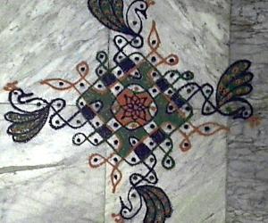 Simple chikku kolam with 11-1 straight dots
