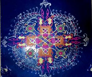 Rangoli: Margazhi Day 6 Kolam - Chikku with 14×2;12×2;10×3;4×2;2×1 straight dots.