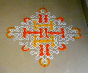 Rangoli: Orange/yellow maakkolam