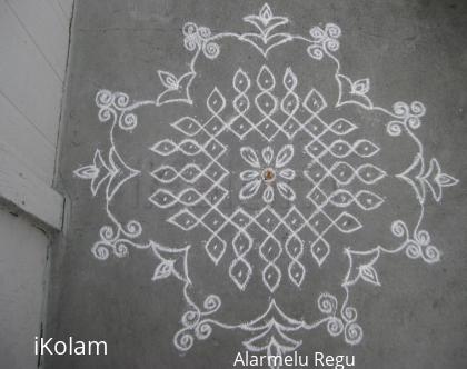 Rangoli: Chikku kolam with free lance border