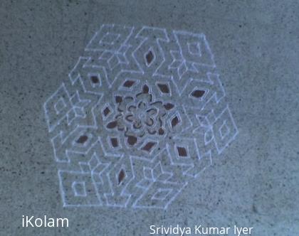 Rangoli: 21-11  Nadu (Sandu) Pulli Star and Diamond Kolam