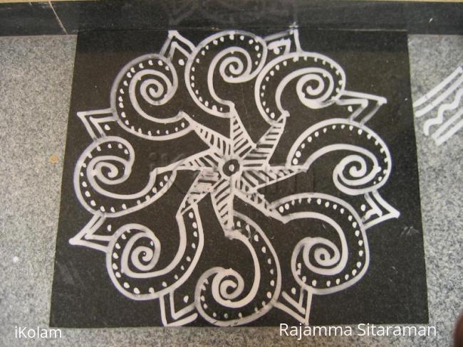 Rangoli: Chuzhikolam Rangoli: Chuzhikolam