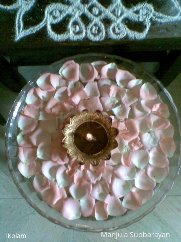 Rangoli: Glass bowl filled with water and flowers Rangoli: Glass bowl filled with water and flowers