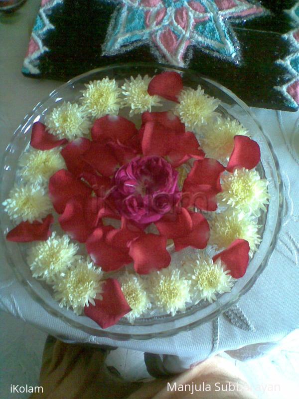 Rangoli: Glass bowl filled with water and flowers Rangoli: Glass bowl filled with water and flowers