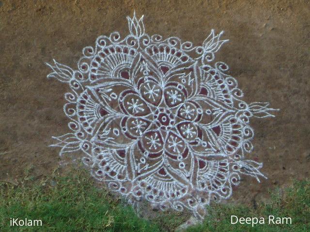 Rangoli: maahaalaeya paksha kolam