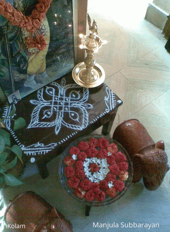 Rangoli: Glass bowl filled with water and flowers Rangoli: Glass bowl filled with water and flowers