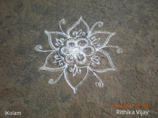 Rangoli: freehand kolam Rangoli: freehand kolam