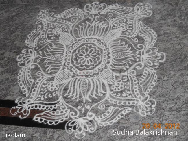 Rangoli: lotus kolam