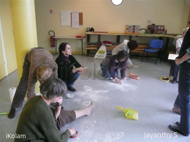 Kolam workshop in France - Kolam pic 1.jpg