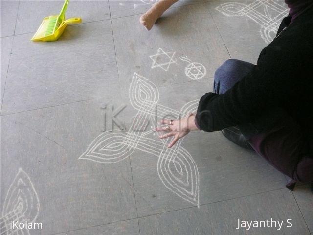 Kolam workshop in France - Kolam pic 2.jpg