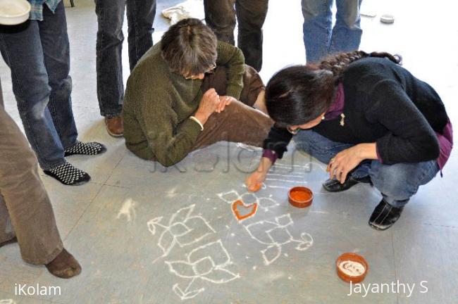 Kolam workshop in France - Kolam pic 4.jpg