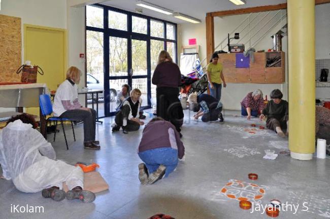 Kolam workshop in France - Kolam pic 6.jpg