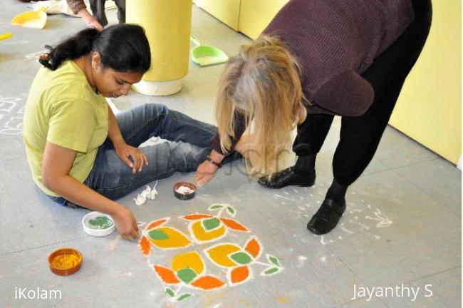 Kolam workshop in France - Kolam pic 9.jpg