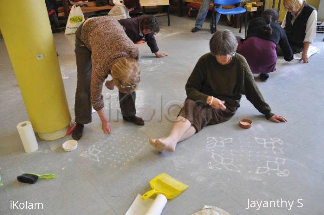Kolam workshop in France - kolam pic 3.jpg