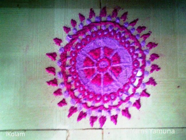 Rangoli: simple puja room kolam