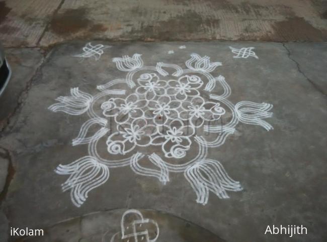 Rangoli: Sangu with flowers 