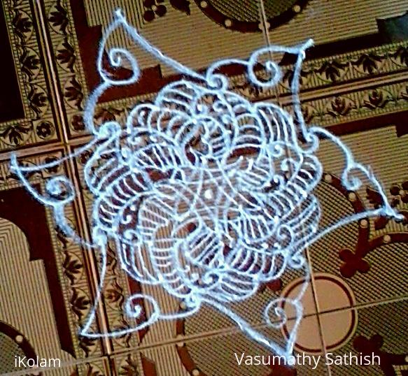 Rangoli: Small pulli kolam with 7-4 interlaced dots Rangoli: Small pulli kolam with 7-4 interlaced dots