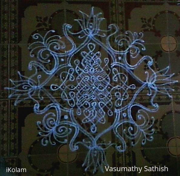Rangoli: Chikku kolam with 11-1 straight dots.