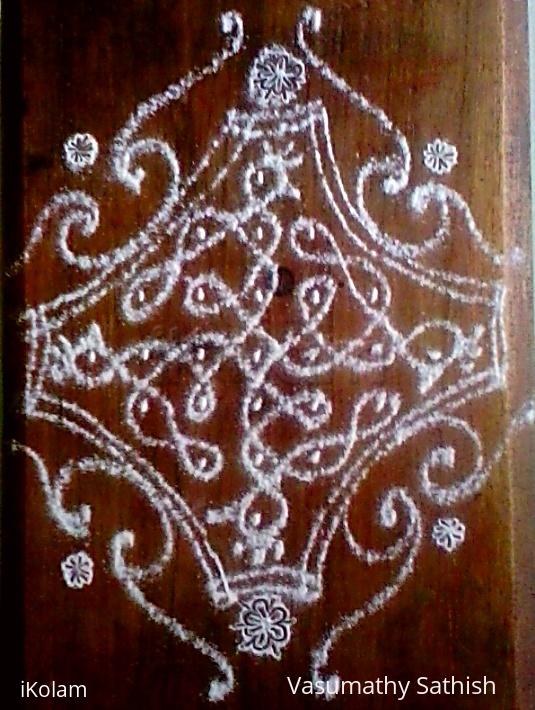 Rangoli: Chikku kolam with 7-1 straight dots.